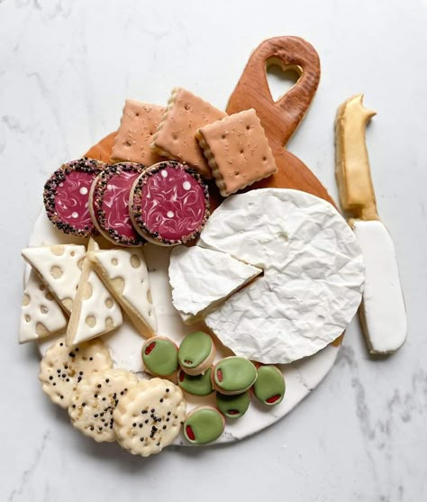 Icing Charcuterie Boards, Icing Charcuterie Board Ideas, Icing Charcuterie Board, Girl Scout Cookie Charcuterie Board, Sugar Cookie Charcuterie Board, Charcuterie Board Cookies Decorated, Charcuterie Cookies, Cookie Charcuterie Board, Cookie Charcuterie