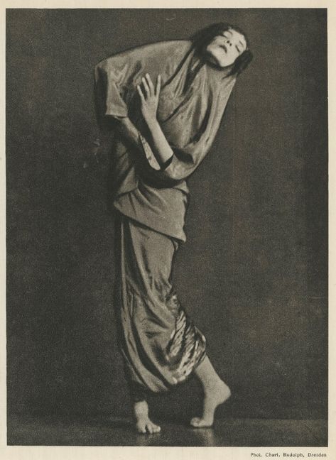 Ma Divine Comédie (DantéBéa) — madivinecomedie: Charlotte Rudolph. Mary Wigman... Kazuo Ohno, Anita Berber, Dancing Costumes, Heroic Fantasy, Dance Movement, Human Poses Reference, Images Vintage, Arte Inspo, Poses References