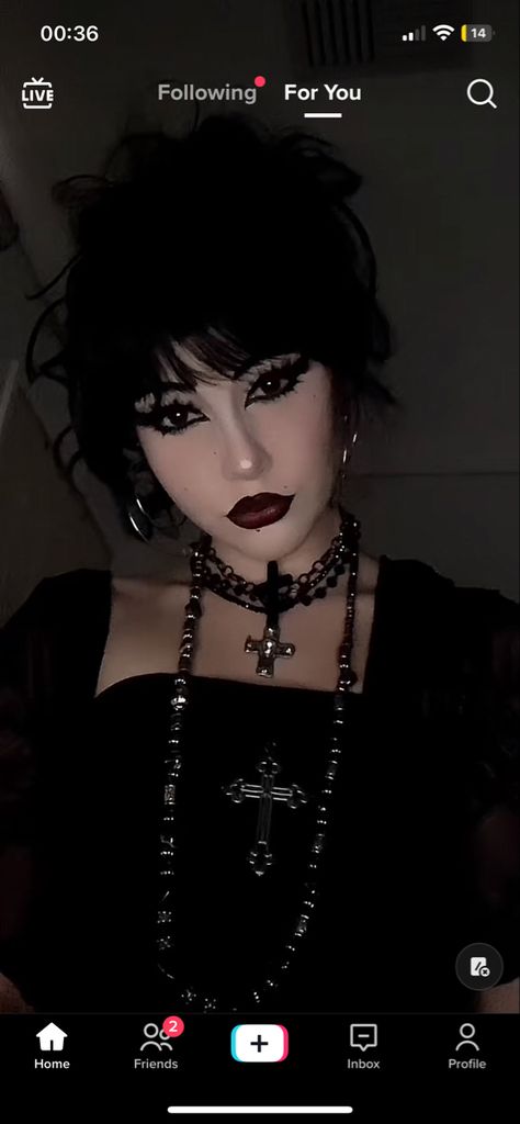 Simple Goth Look Makeup, Gothic Makeup For School, Goth Rock Makeup, Semi Goth Makeup, Spring Goth Makeup, Goth Makeup Without Lashes, Goth No Makeup, Sparkly Goth Makeup, Alternative Prom Makeup