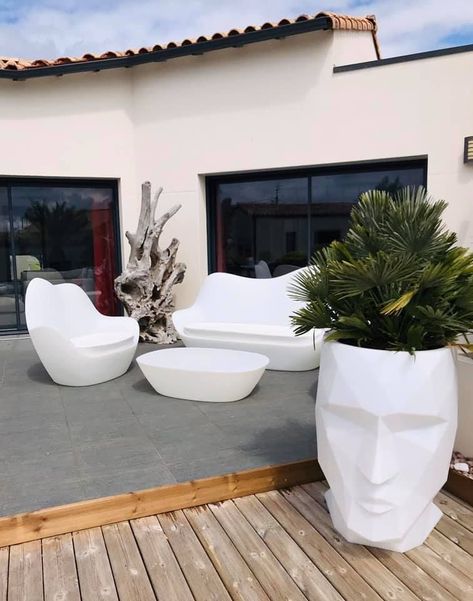 Giant flower pot, very decorative, in the shape of a face: ADAN model by Vondom🎍 #flowerpots #giantpots #cosyspace #outdoors #design #terracedecoration #designideas #adancollection #facepot Living Room Designs India, Luminaire Suspension Design, Pots Design, Pot Design, Fleur Design, Cosy Spaces, Flower Pots Outdoor, Outdoor Flowers, Giant Flowers