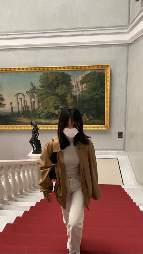 Museum Aesthetic Photoshoot, Art Exhibition Outfit, Art Museum Aesthetic Outfit, Museum Aesthetic Outfit, Museum Outfits, Gallery Outfit, Art Gallery Outfit, Museum Outfit, Fashion Museum