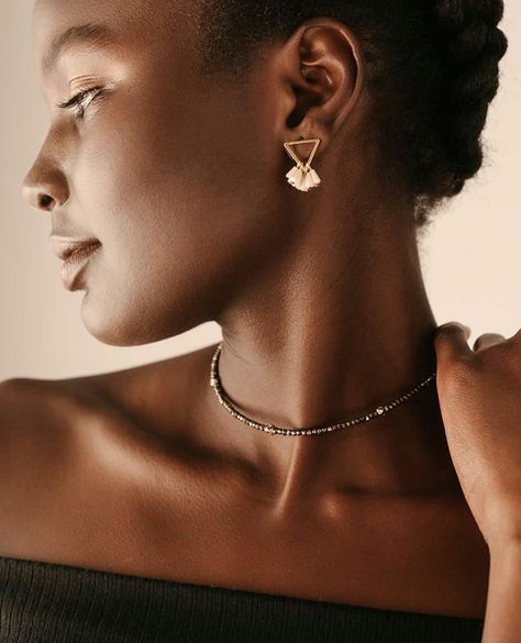 Boho Style Inspiration, Swan Jewelry, Beauty Photoshoot, Jewelry Photoshoot, Makeup Photography, Dark Skin Women, Black Choker, Jewelry Model, Jewelry Lookbook