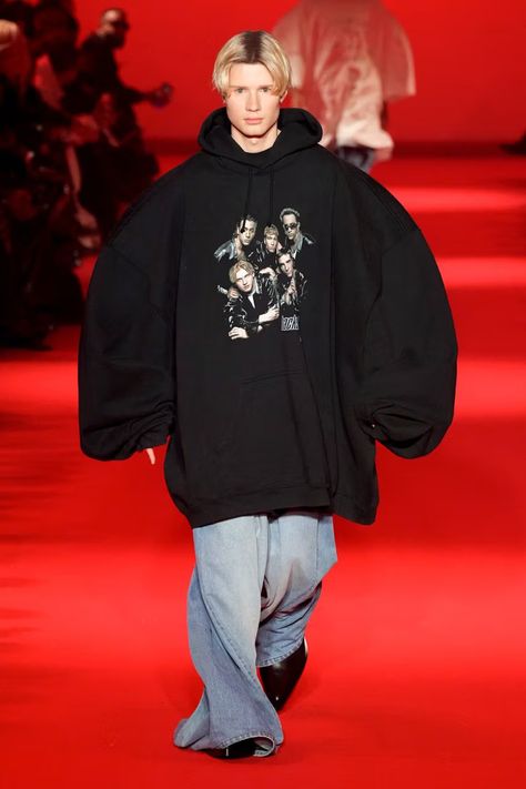 VETEMENTS Fall/Winter 2024 Collection | Hypebeast Glitter Suit, Men's Robes, Men's Formal Style, Fall Outfits Men, Fall 2024, Fall Trends, Parisian Style, Formal Wear, Paris Fashion