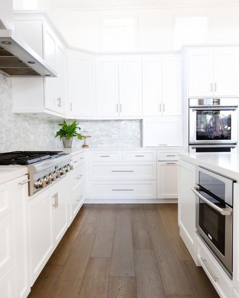 White Transitional Kitchen, Beach Style Kitchen, Best Kitchen Colors, White Shaker Kitchen Cabinets, Coastal Kitchen Decor, White Shaker Kitchen, Shaker Kitchen Cabinets, All White Kitchen, White Kitchen Design