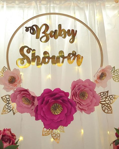 FIESTAS TEMÁTICAS Un baby shower muy rosa... inspirado en un jardín de flores y mariposas donde unas simpáticas ositas hicieron de las suyas preparando todo para la llegada de la muy querida Josefa! Quieres un baby shower hermoso? Contáctanos al +56971569173 o en www.creacionesazulyrosa.cl también puedes escribirnos a creacionesazulrosa@gmail.com Recuerda contamos con WEBPAY • • • • • #cumpleañosfeliz #birthday #cumpleañosinfantiles #santiagodechile #chile #candybar #candybuffet #fiesta #bauti Idee Babyshower, Baby Shower Deco, Baby Shawer, Girl Baby Shower Decorations, Cool Baby, Fiesta Baby Shower, Shower Bebe, Baby Shower Princess, Shower Centerpieces