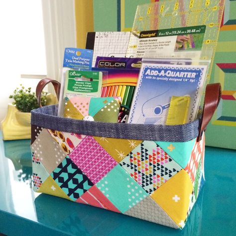 10 terrific ways to make fabric containers, baskets, and buckets. These fabric storage basket tutorials will get you organized in style! Storage Pods, Fabric Basket Tutorial, Fabric Storage Baskets, Fabulous Diy, Fabric Basket, Fabric Boxes, Diy Basket, Pretty Fabric, Fabric Bins