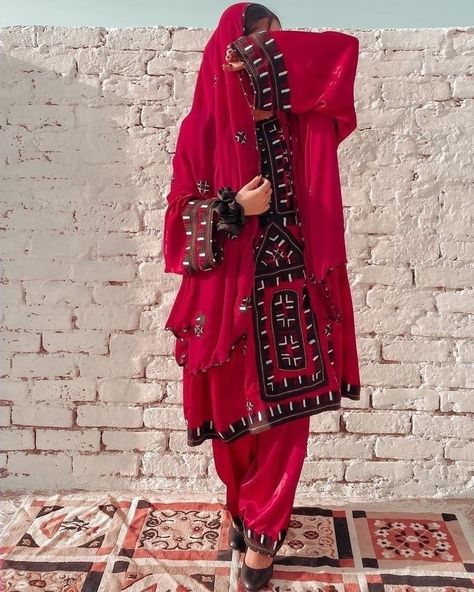 stylish design crochetstylish design crochet Balochi Girls Dpz, Balochi Dp, Balochi Girl, Punjabi Dress Design, Golden Cage, Desi Couture, Cultural Dress, Achi Batain, Balochi Dress