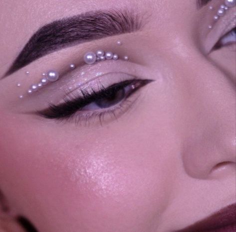 makeup inspo Simple Prom Makeup, Spring Eye Makeup, Gem Makeup, Maquillage Yeux Cut Crease, Grey Makeup, Windows To The Soul, Silver Makeup, Rave Makeup, Take Care Of Your Skin