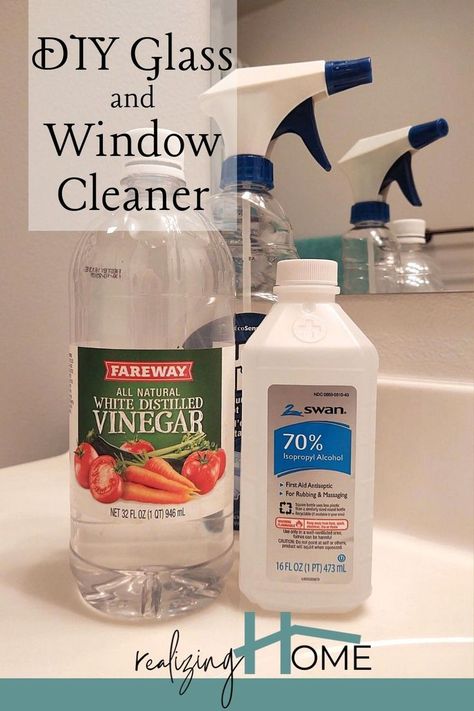 spray bottle, white vinegar, rubbing alcohol and mirro Vinegar Window Cleaner, Vinegar Glass Cleaner, Window Cleaner Recipes, Diy Window Cleaner, Glass Cleaner Recipe, Best Glass Cleaner, Diy Glass Cleaner, Homemade Glass Cleaner, Window Cleaner Homemade