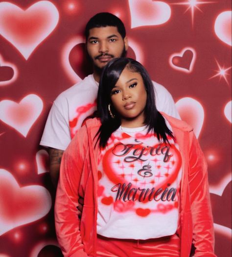 Freaknik 90s Outfit Couples, Y2k Valentines Photoshoot, 2000s Valentines Photoshoot, 2000s Photoshoot Ideas Couples, Early 2000s Couples Photoshoot, 2000 Couple Photoshoot, 2000s Theme Photoshoot, Backdrop Poses, Photoshoot 2000s