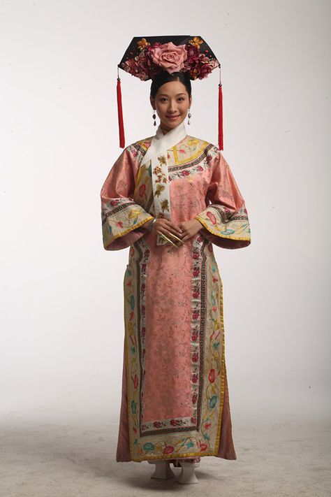 Qing dynasty women dressing at court (Zhen Huan Zhuan) Quing Dynasty Clothes, Qing Dynasty Hanfu, Ancient Chinese Clothing Woman, Historical Chinese Clothing, Chinese Robes, Qing Dynasty Fashion, Dynasty Fashion, Qing Dynasty Clothing, Zhen Huan