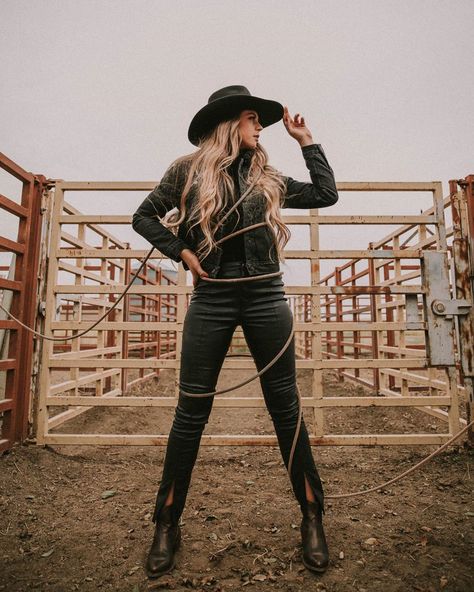 A L E X C A L L A G H A N on Instagram: “Rope puns are knot that easy to come up with” Rodeo Photoshoot, Girly Cowgirl, Edgy Western, Western Photo Shoots, Posters Wallpaper, Cowgirl Photoshoot, Graduating College, Foto Cowgirl, Western Photoshoot