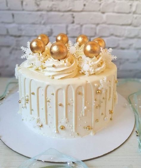 New Year’s Eve Birthday Cake, White Christmas Cake Ideas, White Christmas Cakes, December Cakes Birthday, Winter Theme Cake Ideas, New Years Cake Ideas 2024, Nye Cake Ideas, New Year Cake Design 2023, Happy New Year Cake Ideas