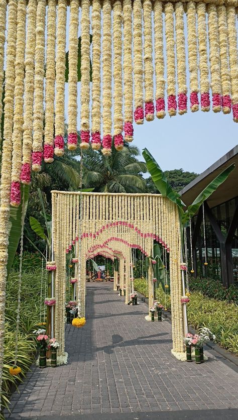 Fere Mandap Decoration, Entrance Door Design Wedding, Sangeet Entry Gate, Wedding Entrance Decoration Indian, Wedding Pathway Decor, Varmala Stage Decor, Wedding Gate Entrance, Reception Decorations Indian, Varmala Indian Weddings