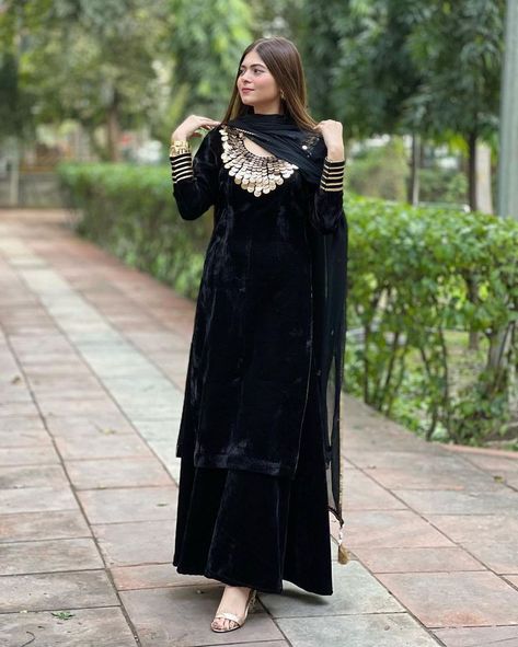 Suit Colour Combination, Classy Black Dresses, Dress Design For Eid, Black Dress Design, Velvet Suit Design, Black Dresses Classy, Velvet Dress Designs, Stylish Short Dresses, Pakistani Dresses Casual