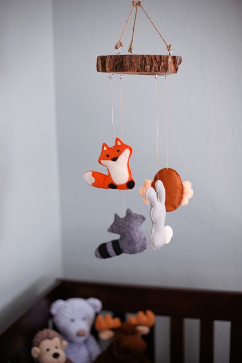 Woodland Nursery, love the felt mobile animals! Fox Themed Nursery, Gorgeous Nursery, Woodland Mobile, Diy Baby Mobile, Fox Nursery, Diy Bebe, Themed Nursery, Baby Time, Woodland Baby