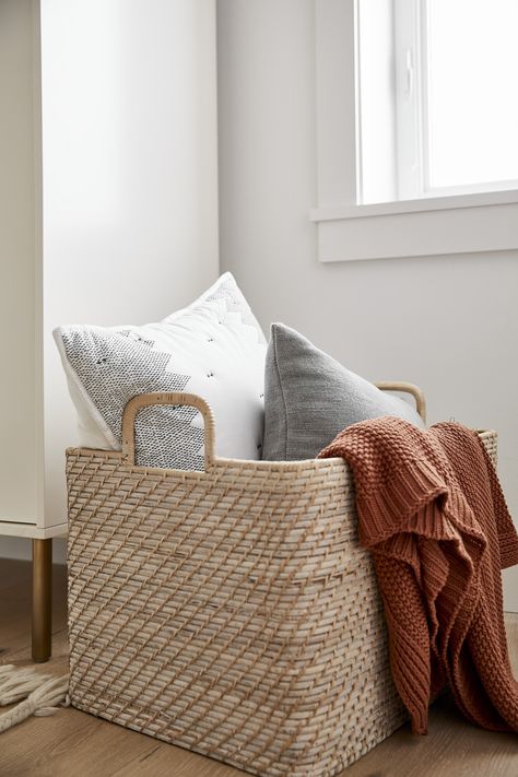 Basket For Bed Pillows, Pillow Basket Bedroom, Pillow Storage Bedroom, Bed Pillow Storage At Night, Bedroom Pillow Storage, Storage Basket, Living Room Baskets, Living Room Blanket, Modern Bed Set