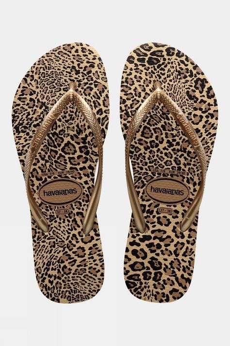 Unleash your wild side with the Slim Animals flip flops from Havaianas. These durable sandals are heat and water resistant, so you can ensure total comfort whether you're exploring a new city or lazing on the beach. Pretty Flip Flops, Suitcase Essentials, Shoe Wishlist, Sandal Online, Climbing Shoes, Mens Shoes Boots, Dream Shoes, Beach Girl, Primavera Estate