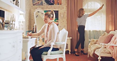 Betty Cooper's girly bedroom in Riverdale. Betty Cooper Bedroom, Betty Aesthetic, Cute Cottages, Hippy Room, Neon Room, Girly Room, Betty Cooper, Redecorate Bedroom, Lili Reinhart