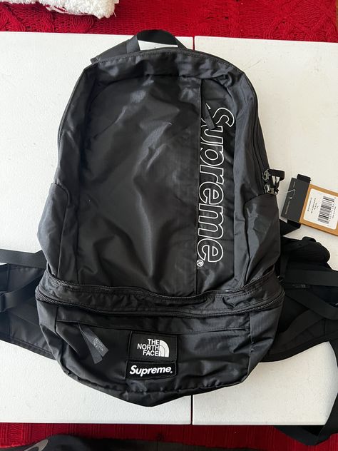 Supreme Backpack, Clothes Cc, Fitness Aesthetic, Convertible Backpack, Workout Aesthetic, My Vibe, Men's Accessories, Accessories Shop, Aesthetic Pictures