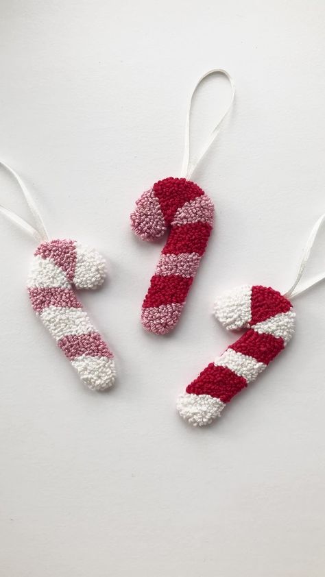 Candy Cane Hangie Candy Cane Aesthetic, Candy Cane Pattern, Candy Cane Crafts, Xmas 2024, Colour Chart, The C, Christmas Candy Cane, Christmas Garland, Yarn Art