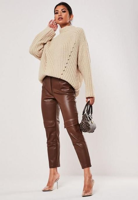 How fabulous are these brown leather pants?! Loving the neutral tones paired with an ivory oversized sweater and clear heels! FABULOUS and classy! Brown Leggings Outfit, Brown Leather Pants Outfit, Faux Leather Pants Outfit, Brown Pants Outfit, Brown Leather Pants, Leather Leggings Outfit, Pants Outfit Fall, Look Adidas, Leather Pants Outfit