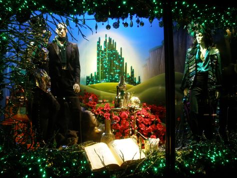 London - Wizard of Oz window display Wizard Of Oz Window Display, Dream Salon, Window Displays, Christmas Window, Color Shapes, Wizard Of Oz, The Wiz, Window Display, Wizard