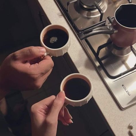 Couple Drinking Coffee, Aesthetic Coffee Cup, Couple Drinking, Couple Shadow, Coffee Vs Tea, Art Markers Drawing, Pen Art Work, Coffee Reading, Romantic Surprise