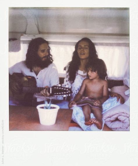 Hippie Family Photoshoot, Hippie Couple Aesthetic, Pregnant Hippie, Hippie Mom Aesthetic, Young Family Aesthetic, Van Life Family, Family Van Life, Family Polaroid, Hippie Pregnancy