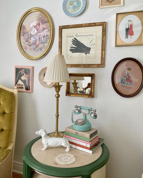 Vintage European Home Decor, Wes Anderson Aesthetic Bedroom, Vintage Colorful Decor, Wes Anderson Inspired Bedroom, Above Desk Decor Ideas, Wes Anderson Aesthetic Design, Wes Anderson Home Aesthetic, Wes Anderson Home Decor, Wes Anderson Room Decor