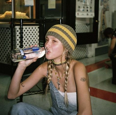 Urban Bohemian Fashion, Dazed And Confused Aesthetic Outfits, Beanie Boylston, Camille Jansen, Photographie Indie, Mode Hippie, Concert Fits, Smart Water, Cool Fits