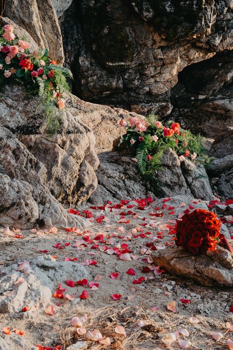 Romantic Proposal by Lake Coeur d'Alene via Rocky Mountain Bride Mountain Top Proposal Ideas, Proposal By The Lake, Proposal Ideas Hiking, Mountain Proposal Ideas, Mountains Proposal, Simple Proposal Ideas Engagement, Nature Proposal, Forest Proposal, Waterfall Proposal