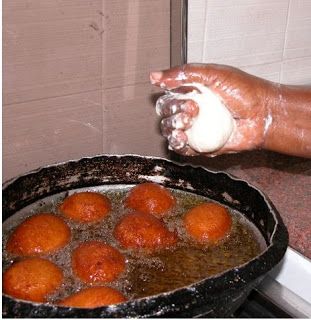 Ghanian bofrot // Nigerian puff-puff : like a donut but with palm wine instead of yeast Recipes African, Palm Wine, Nigeria Food, Ghana Food, Ghanaian Food, Haitian Food, West African Food, Africa Food, African Cooking