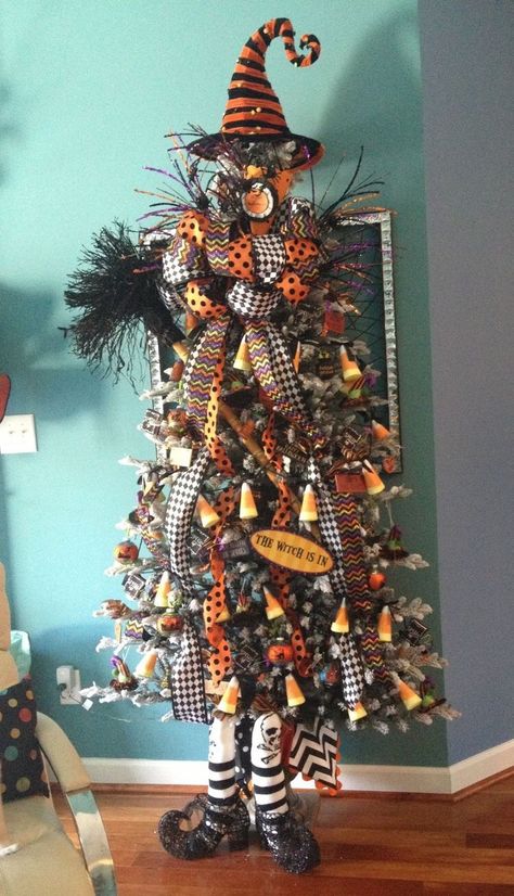 Festive fall decorating tree ideas - Debbiedoos Themed Trees, Diy Halloween Dekoration, Fun Diy Halloween Decorations, Halloween Christmas Tree, Dekorasi Halloween, Decoration Vitrine, Halloween Witch Decorations, Halloween Memes, Creepy Halloween Decorations