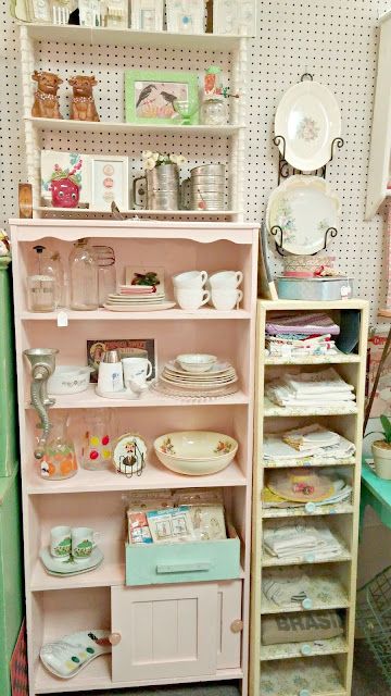 Antique Mall Booth Update - Little Vintage Cottage Flea Market Booth Set Up, Antique Booth Ideas Staging, Antique Mall Booth Ideas, Vintage Markets Display, Booth Display Ideas Diy, Vintage Market Booth, Antique Store Displays, Vintage Shop Display, Vintage Booth Display