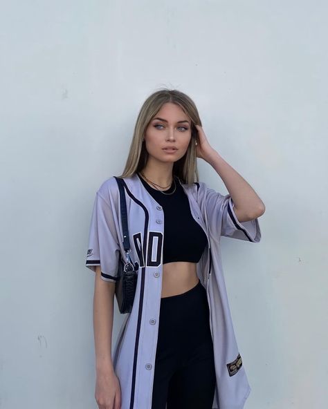 All Posts • Instagram Baseball Jersey Outfit Women, Having A Boyfriend, Jersey Outfits, Simple Style Outfits, Nfl Outfits, Outfit Vintage, Baseball Outfit, Outfit Mujer, Shein Outfits