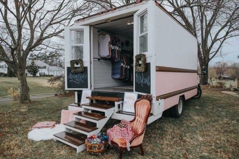 LuLaRoe Box Truck Boutique – Morrow Boyz Custom Trailers Truck Boutique, Boutique Trailer, Mobile Classroom, Mobile Fashion Truck, Mobile Hair Salon, Mobile Beauty Salon, Boutique Store Displays, Mobile Workshop, Mobile Beauty