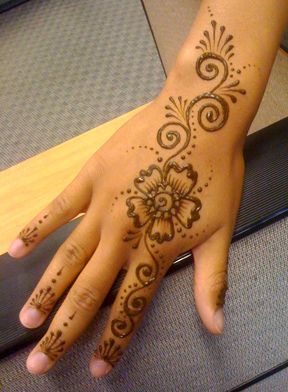 wedding henna.... Henna Designs Simple Front Hand, Mom Inspired Tattoos, Small Henna Designs, Tattoos Henna, Cute Henna Tattoos, Henna Style Tattoos, Jagua Henna, Henna Inspo, Henna Inspired Tattoos