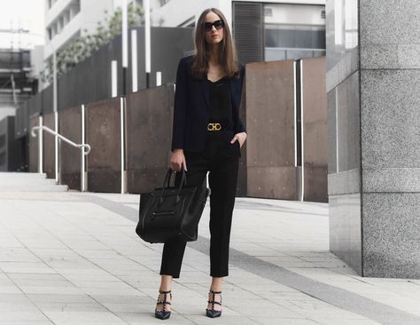 Chic office outfit ideas to add to your workwear wardrobe. Lux Outfits, Tailored Outfits, Office Outfit Ideas, Chic Office Outfit, Trendy Work Outfit, Workwear Wardrobe, Capsule Wardrobe Work, Work Chic, Dark Outfits