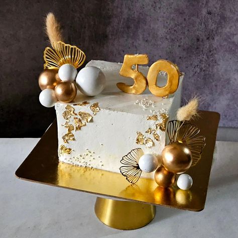 One of my favourite and my bestseller design, but in a cube shape. A Whipped cream cake with sharp edges. What do you think about this combination? Order your next cake from @pinkfrost_patisserie #goldenwhitecake #elegantcake #goldencake #anniversarycake #birthdaycakes #cakesformen #cakesforfather #squarecake #cubecake #noidabakery #noidabaker Cube Cake, Golden Cake, Elegant Cakes, Cakes For Men, White Cake, Anniversary Cake, Cream Cake, Whipped Cream, Birthday Cake