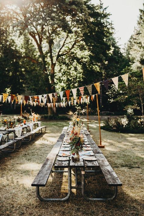 Backyard BBQ reception dinner idea | Image by Noelle Johnson Photography Backyard Bbq Wedding Reception, Wedding Picnic Reception, Bbq Wedding Reception, Backyard Bbq Wedding, Bbq Rehearsal Dinner, Wedding Backyard Reception, Picnic Theme, Wedding Ceremony Ideas, Wedding Reception Ideas