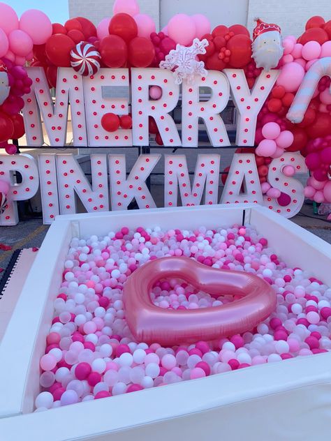 Pink Christmas Theme Party, Pink Christmas Girls Night, Holiday Friends Party, Pink And Red Christmas Party, Pink Christmas Party Decorations, Girlsmas Party, Pinkmas Party, Friendsmas Decorations, Girly Christmas Party