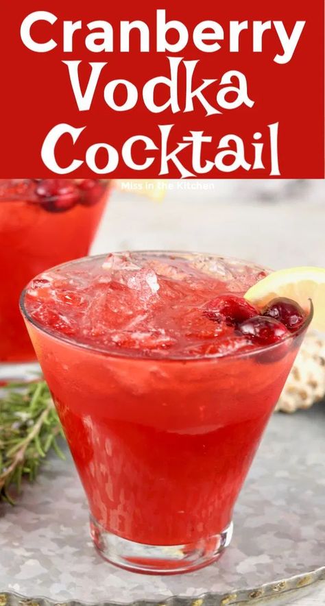 Alcoholic Cranberry Drinks, Vodka Cranberry Drinks Recipes, Cranberry Vodka Cocktail, Cranberry Kitchen, Sweet Mixed Drinks, Easy Mixed Drinks, Cocktail Vodka, Cranberry Drinks, Cranberry Vodka