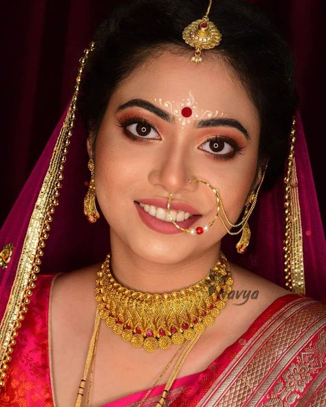 Bindi Designs, Occasion Makeup, Nath Nose Ring, Bengali Bridal Makeup, Glittery Eyes, Latest Bridal Lehenga, Bengali Bride, Bengali Wedding, Bold Eyes