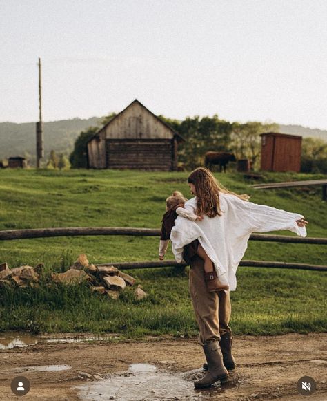 Fall Maternity Outfits For Photoshoot Casual, 2 Under 2 Aesthetic, Farm Lifestyle Photography, Apple Picking Maternity Photos, Baby Farm Photoshoot, Family Photoshoot Autumn, Farm Family Aesthetic, Mom And Son Aesthetic, Evan Core