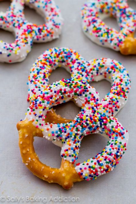 Chocolate Covered Pretzels - so simple to make, yet always a crowd-pleaser! Chocolate Pretzels Recipe, Candy Pretzels, Sallys Baking, Chocolate Dipped Pretzels, Holiday Sprinkles, Pretzel Dip, Covered Pretzels, Chocolate Pretzels, Fb Cover