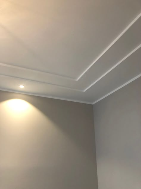 Plaster Molding Ceiling, Modern Ceiling Moulding, Modern Ceiling Trim Ideas, Simple Cornice Ceiling, Modern Molding Ceiling, Simple Modern Ceiling Design, Gepson Board Design Modern, Flat Ceiling Design, Ceiling Molding Ideas