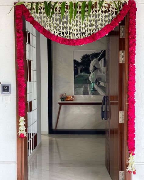 Indian Wedding Decor Inspiration Home Decor Ideas For Diwali, Door Flower Decoration, Modern Door Design, Leaf Decor Wedding, Home Flower Decor, Indian Wedding Decor, Diwali Decorations At Home, Wedding Entrance Decor, Housewarming Decorations