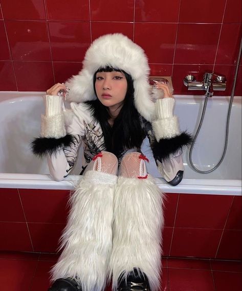 Winter Fashion Outfits Casual, Insta Models, Dope Fashion, Fur Hat, Dove Cameron, Ethereal Beauty, Fashion Korean, Winter Fashion Outfits, Y2k Style