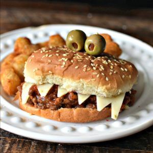 Sloppy Joe Monsters - Mrs Happy Homemaker Sloppy Joe Ideas, Mrs Happy Homemaker, Kids Snack Food, Easy Halloween Food, Slider Buns, Sloppy Joe, Halloween Dinner, Sloppy Joes, Ideas Halloween